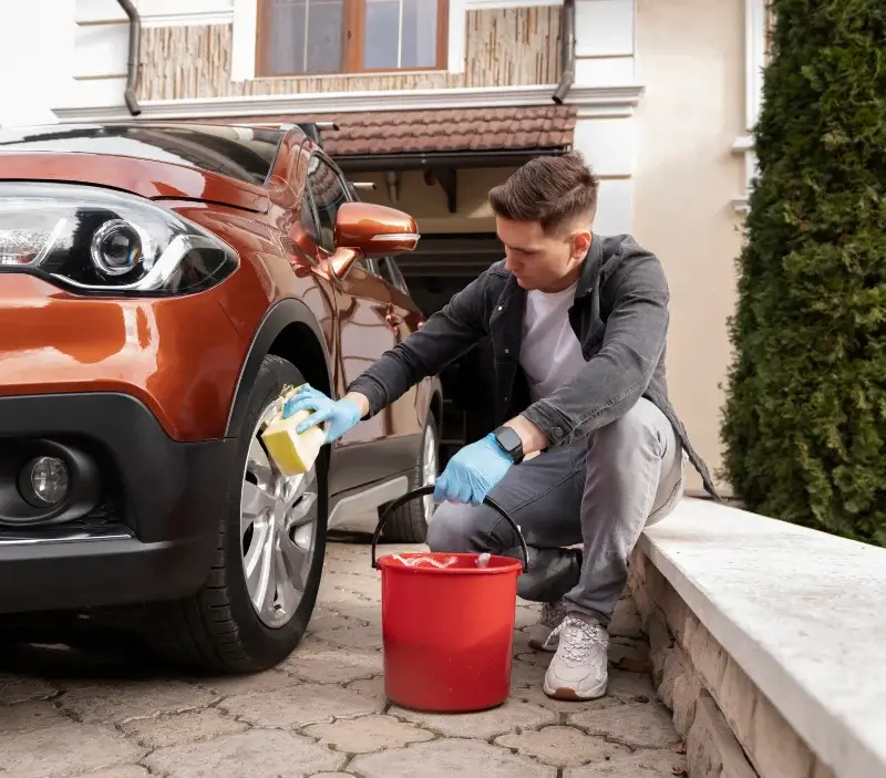 Lavage auto à domicile Amayé-sur-Orne : professionnel intervenant sur un véhicule